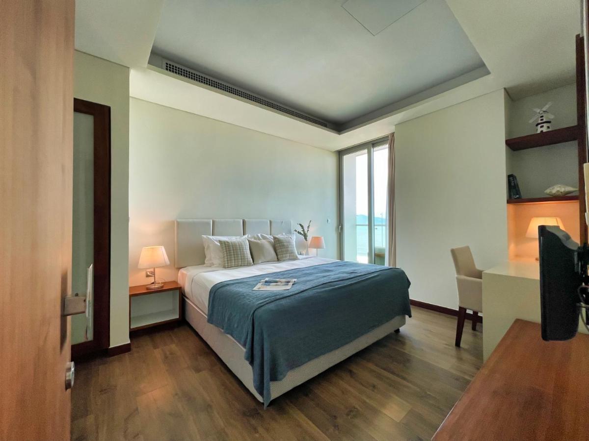 Stunning Apartments Across My Khe Beach ! Rooftop Pool & Gym Da Nang Exterior photo
