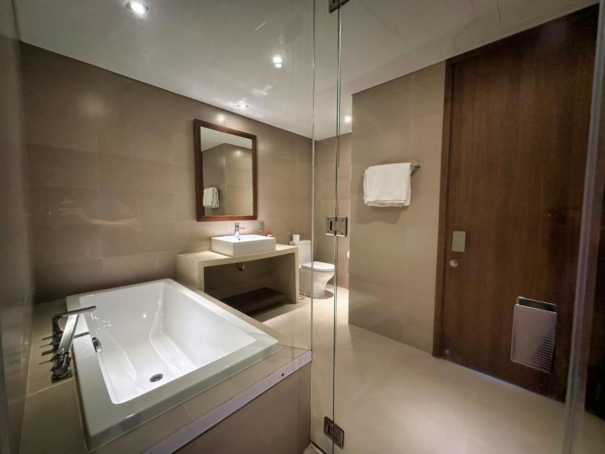 Stunning Apartments Across My Khe Beach ! Rooftop Pool & Gym Da Nang Exterior photo