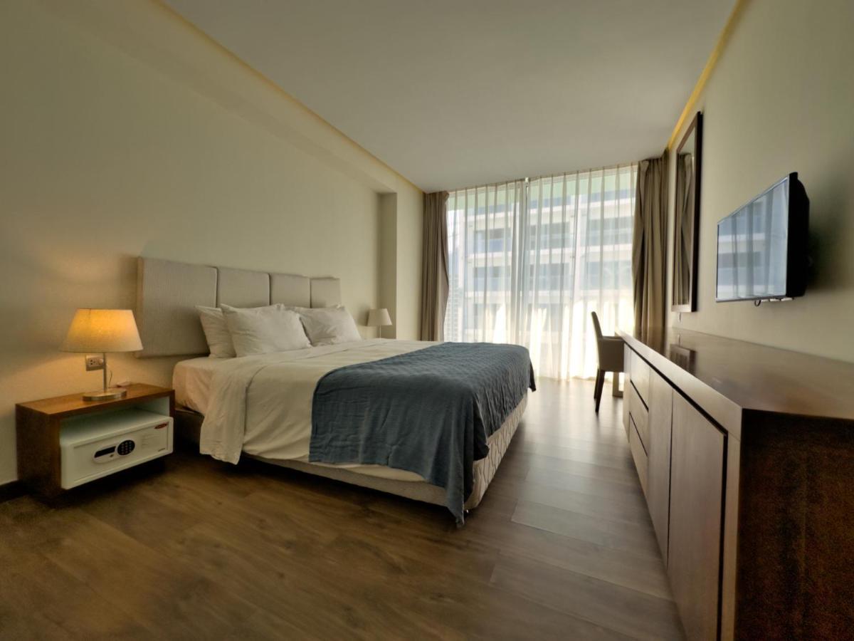 Stunning Apartments Across My Khe Beach ! Rooftop Pool & Gym Da Nang Exterior photo