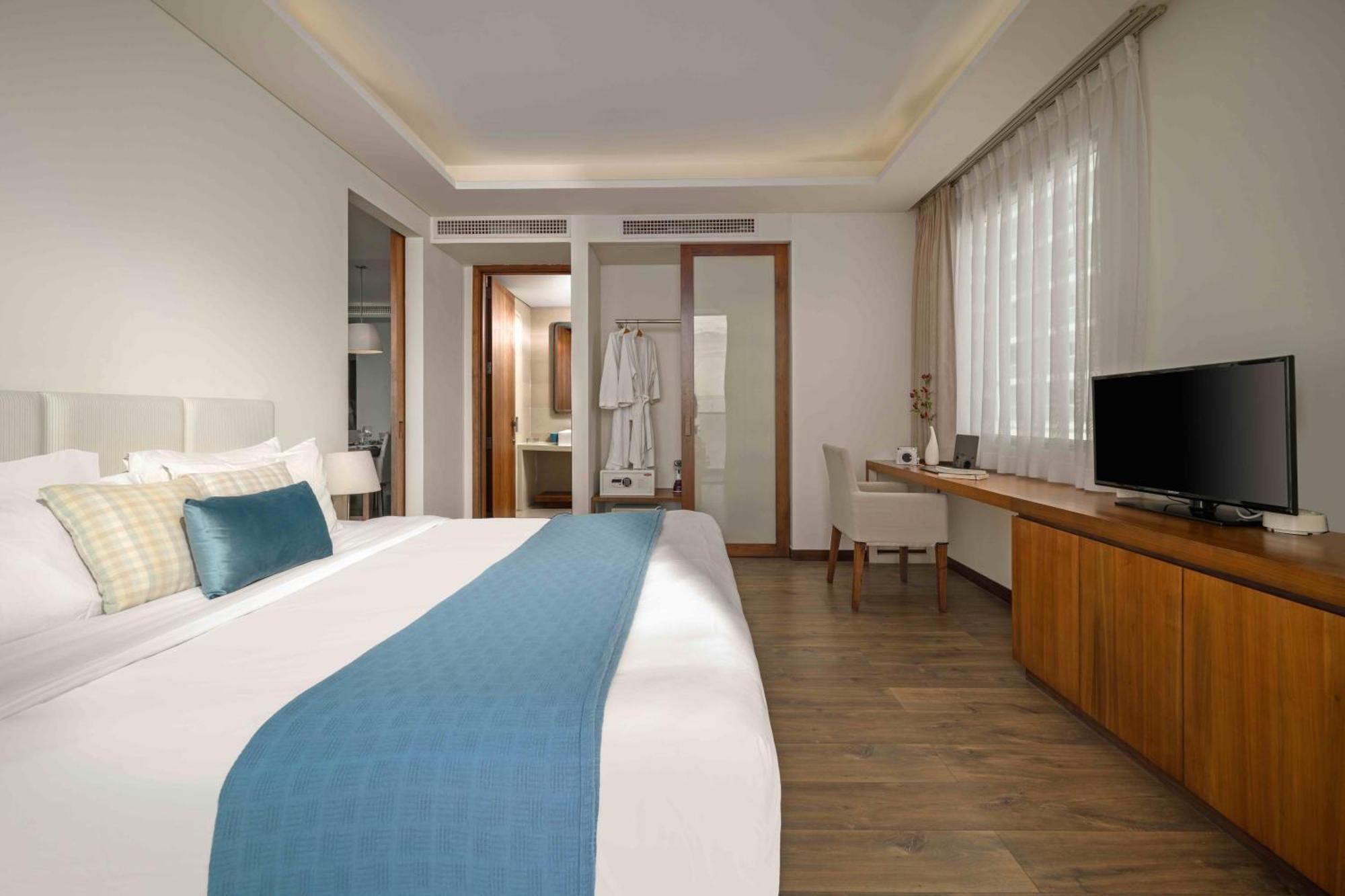 Stunning Apartments Across My Khe Beach ! Rooftop Pool & Gym Da Nang Exterior photo