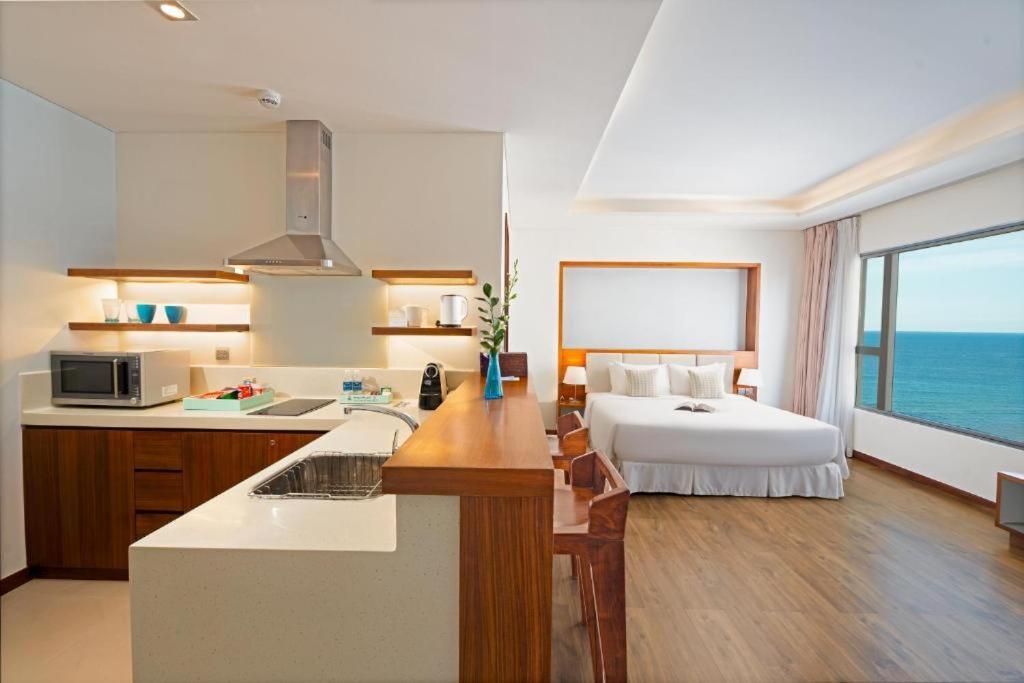 Stunning Apartments Across My Khe Beach ! Rooftop Pool & Gym Da Nang Exterior photo