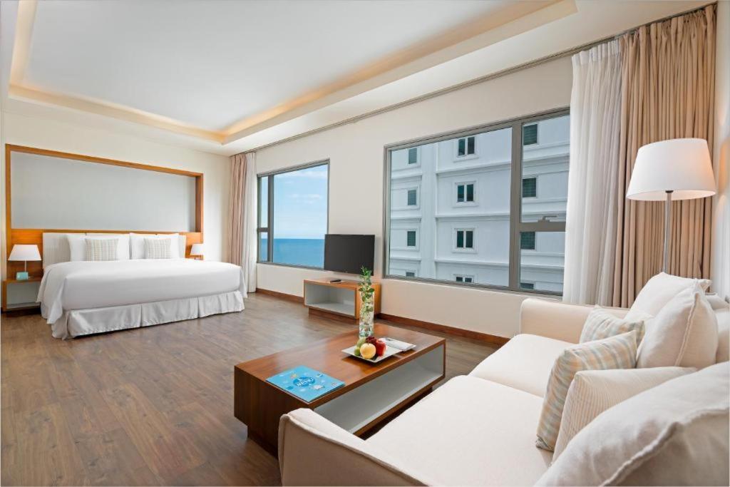 Stunning Apartments Across My Khe Beach ! Rooftop Pool & Gym Da Nang Exterior photo